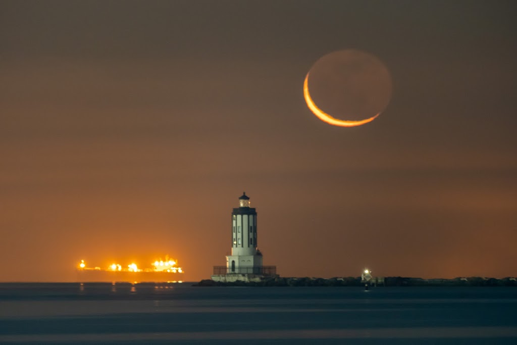 Photography - Shooting the Crescent Moon at Angel's Gate Lighthouse